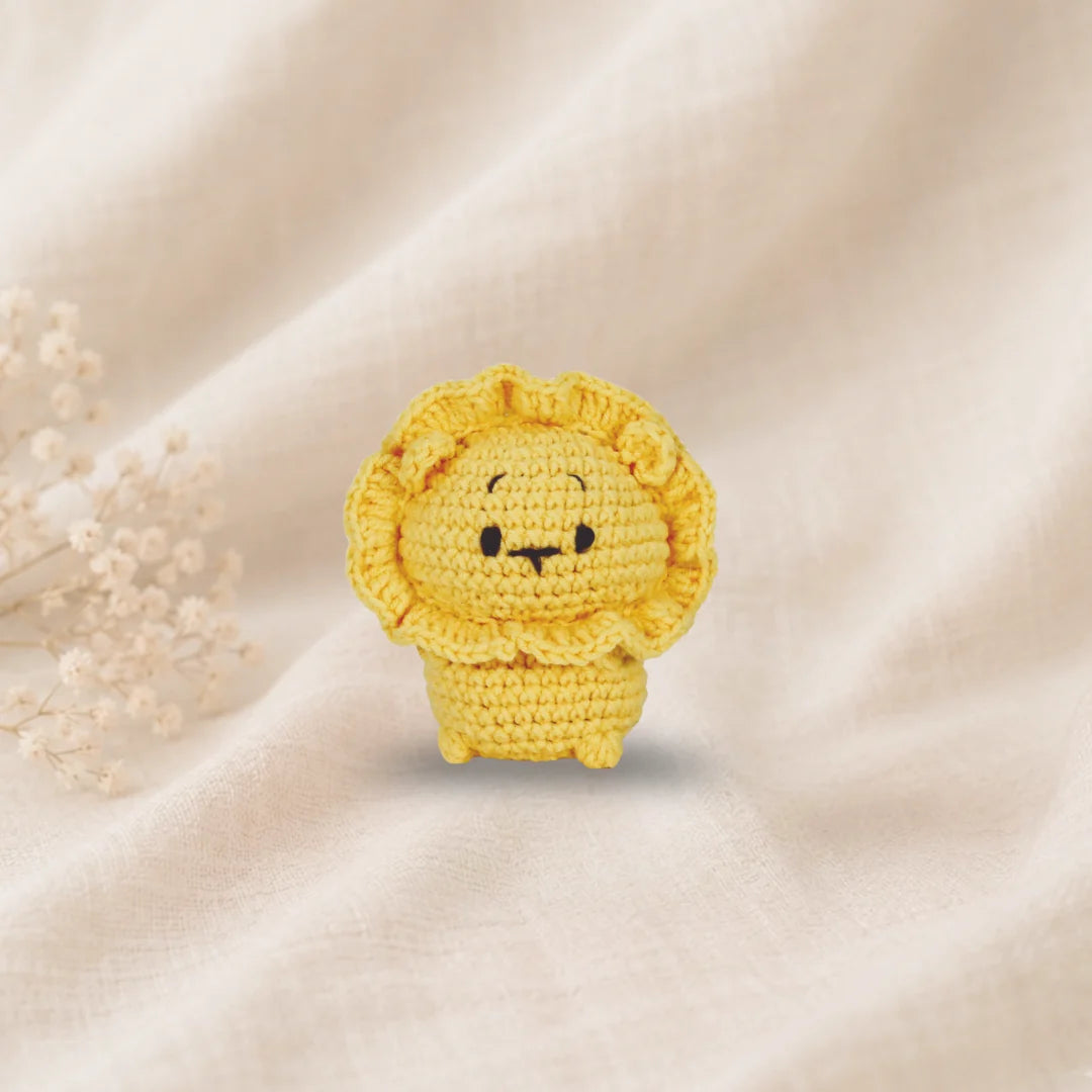 The Knitty Critters Lenny Lion Pouch Pals